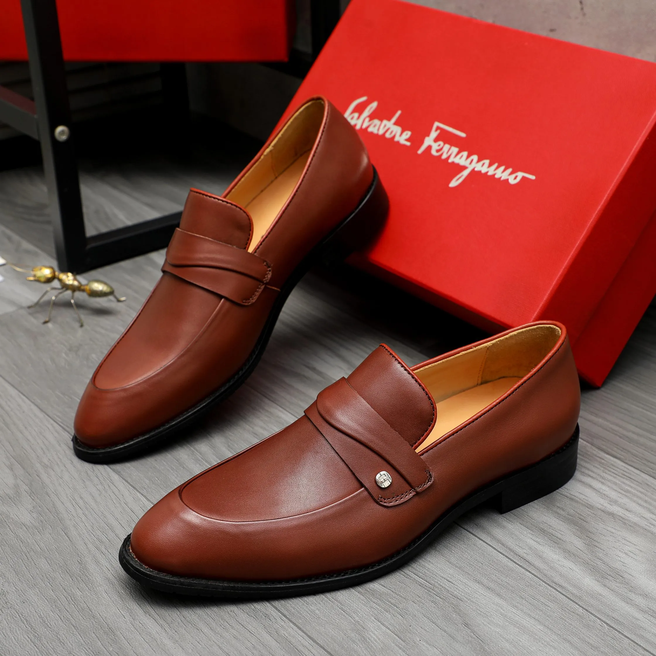 Men's men's shoes💰460 Product trademark: Ferragamo "Ferragamo" business slip-on leather shoes Regular size: 39-44 Product materials: Selected high-quality cowhide upper, cowhide lining, original outsole